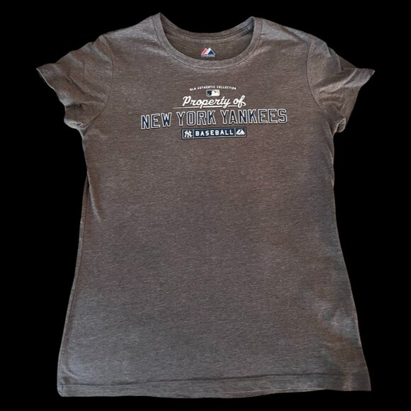 🌸4/$50🌸 Officially Licensed "Property of New York Yankees" T-Shirt - Picture 9 of 12